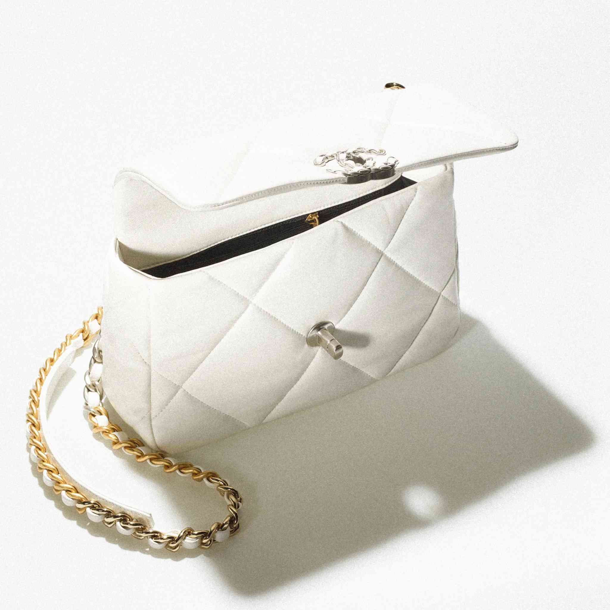 Chanel 19 Handbag Shiny Lambskin - Image 5