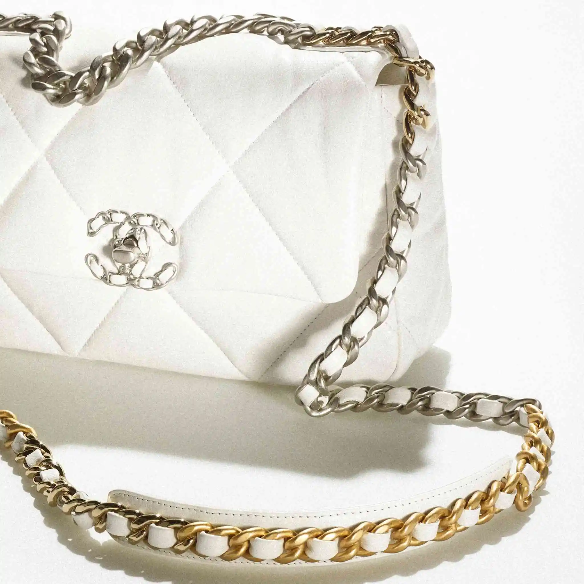 Chanel 19 Handbag Shiny Lambskin - Image 6