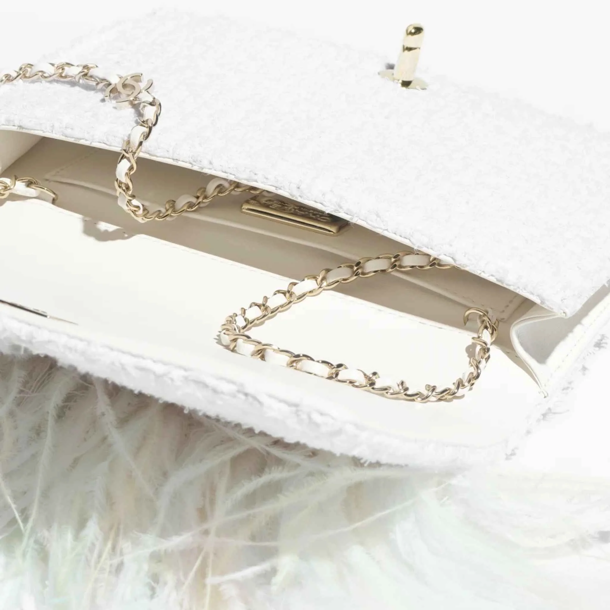 Clutch In Tweed Feathers Pearls & Gold Tone Metal White - Image 2