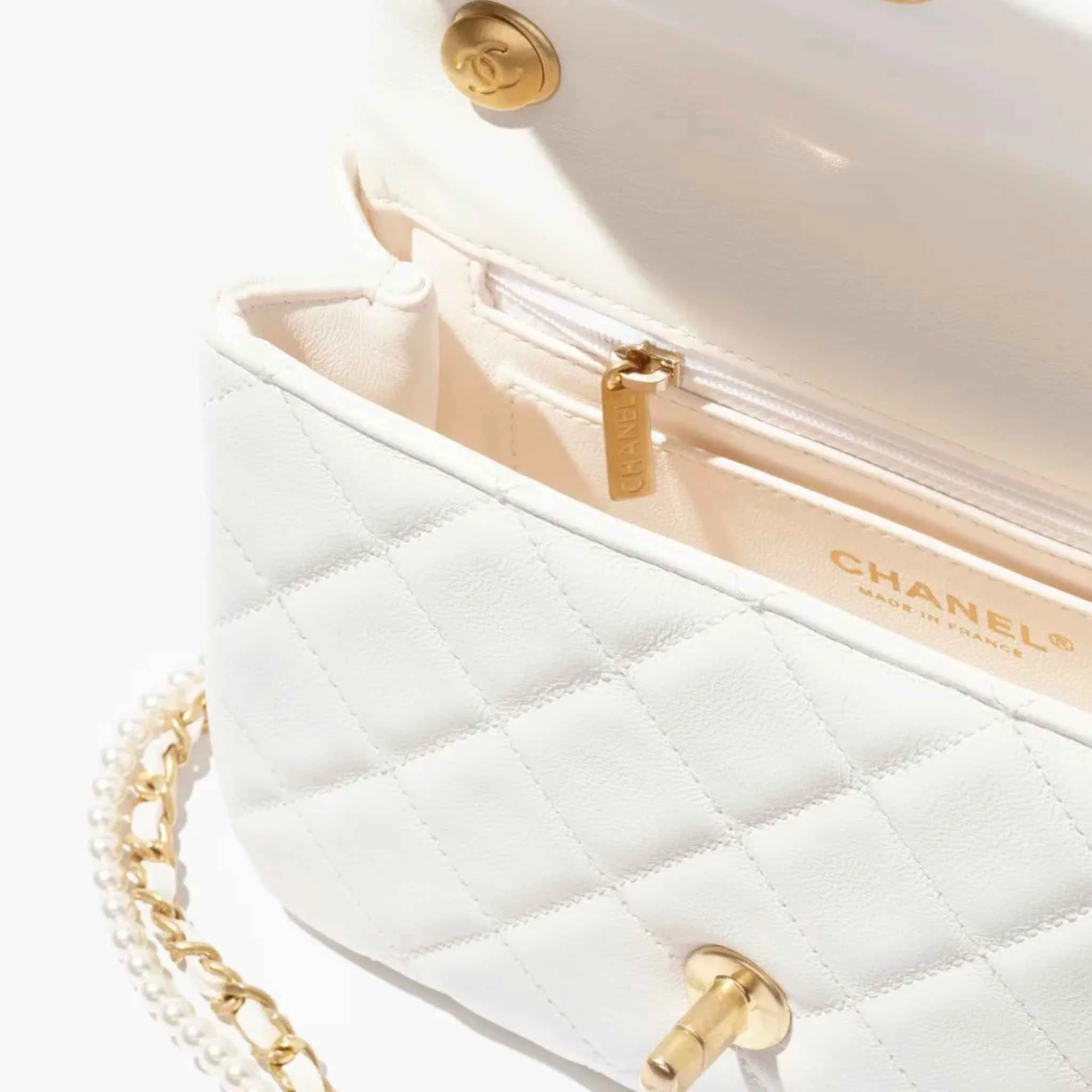 Mini Flap Bag Shiny Lambskin Pearls Gold-Tone Metal White - Image 2