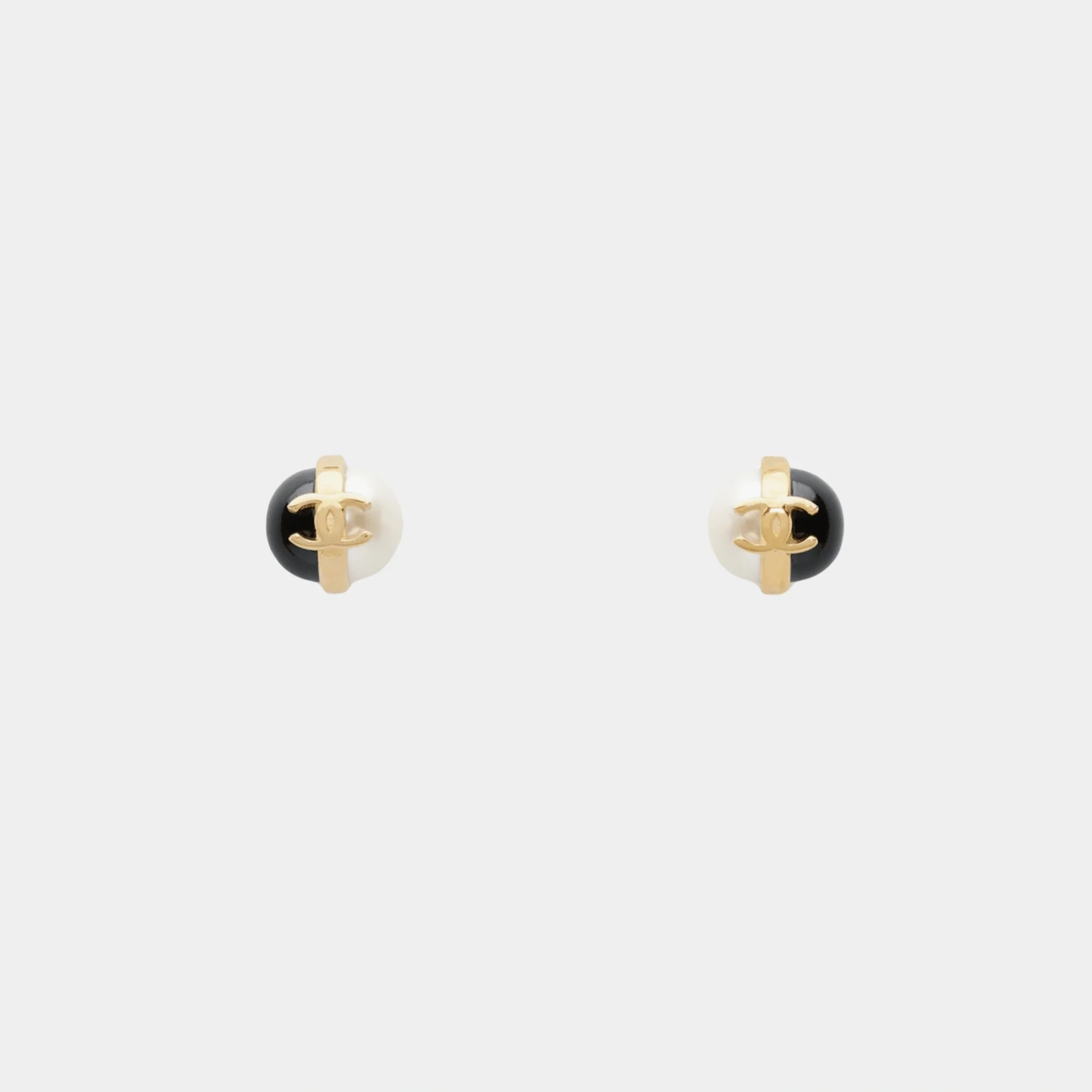 Stud Earrings in Gold Metal and Resin