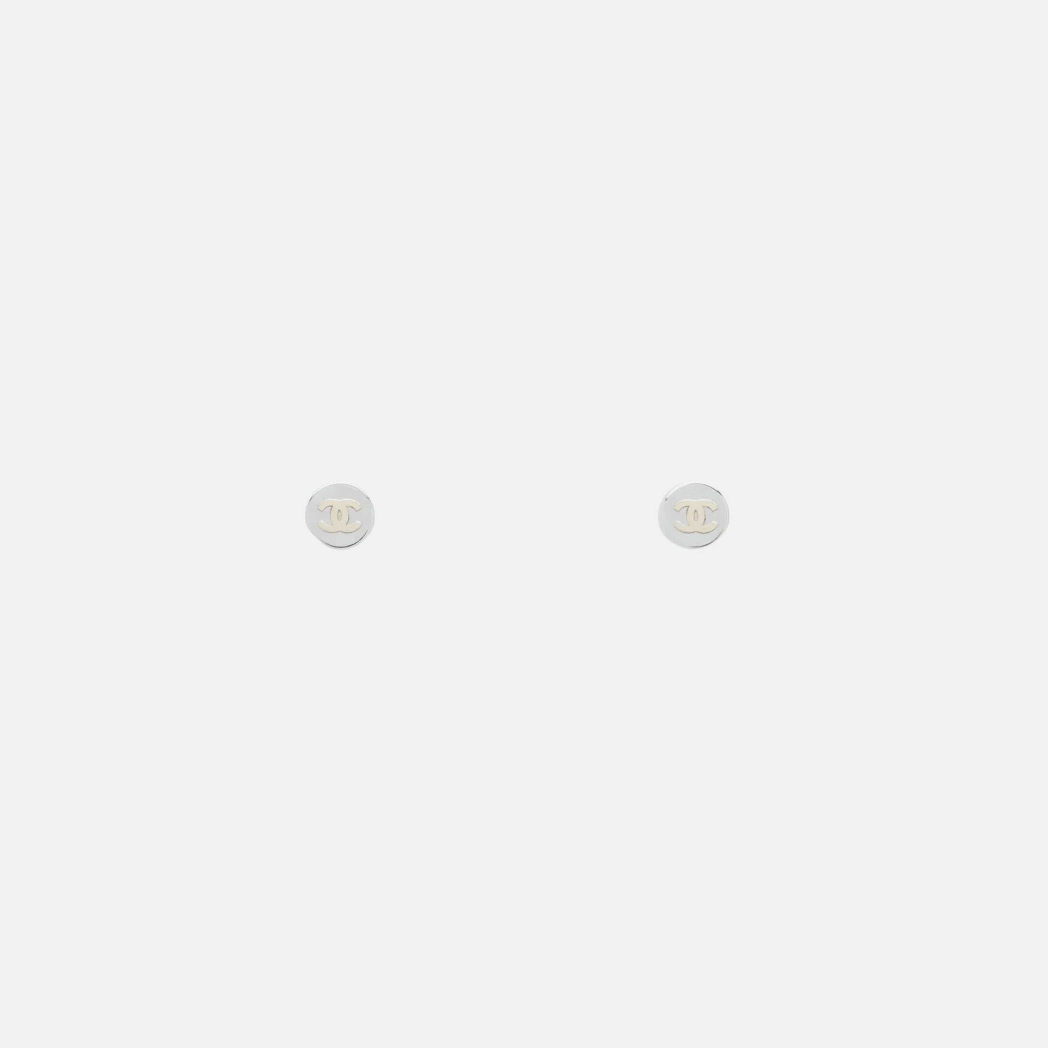 Stud Earrings in Silvery Metal