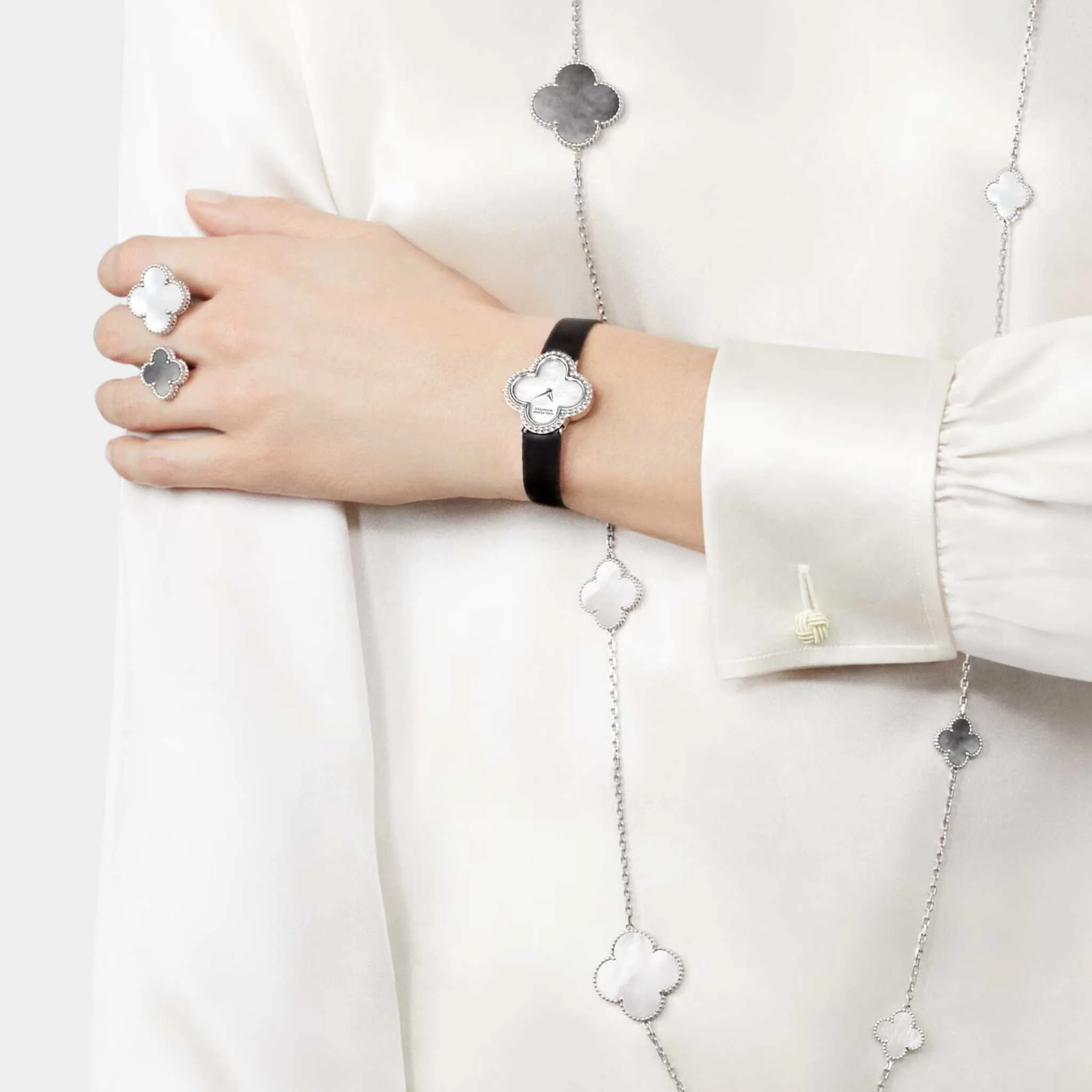 Magic Alhambra Between The Finger Ring White Gold Mother Of Pearl - Image 2