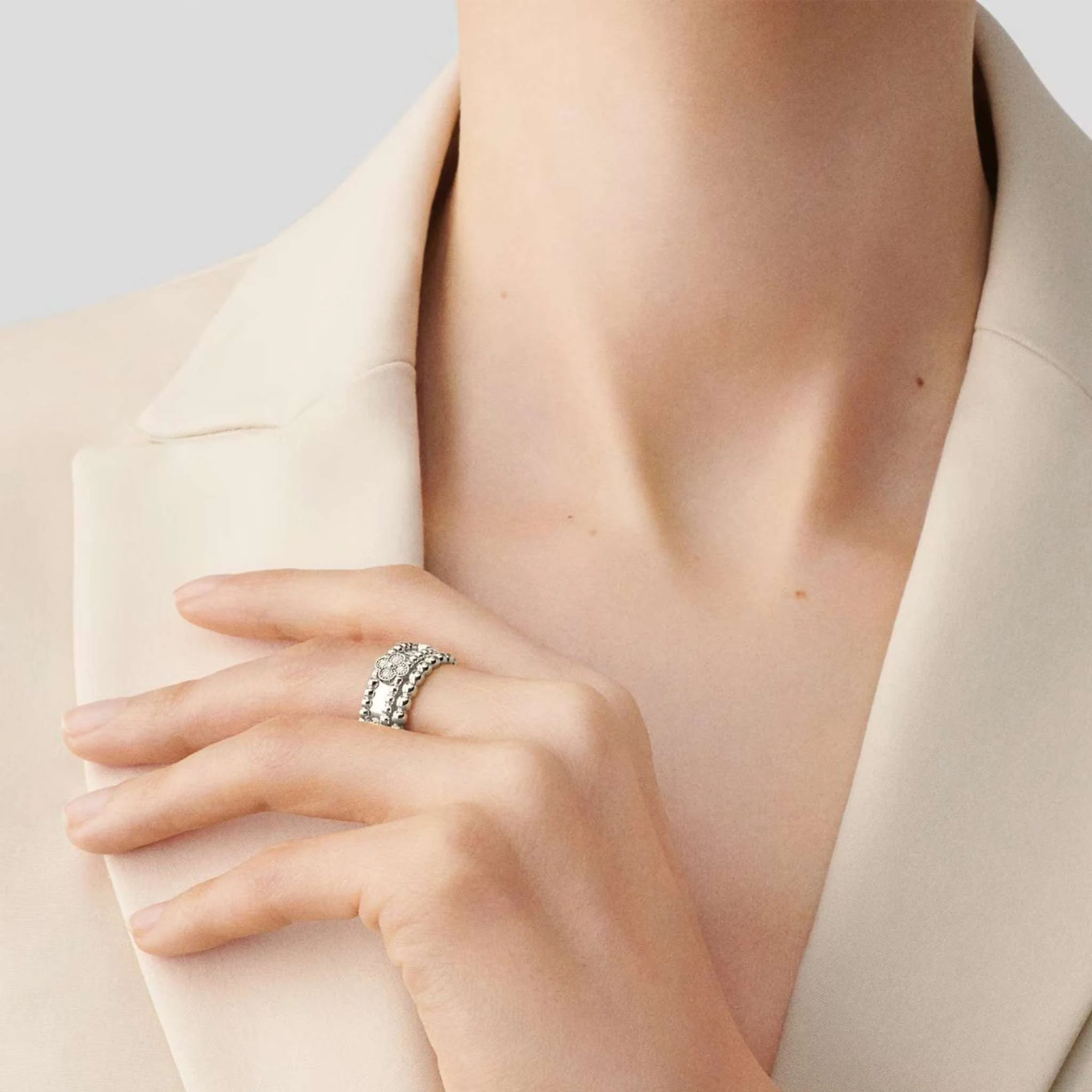 Perlée Pearls of Gold Ring Medium White Gold - Image 2