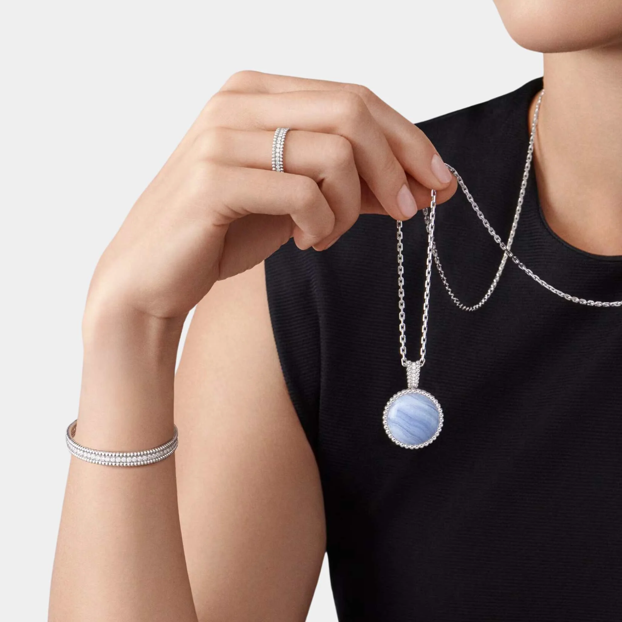 Perlée Secret Pendant Watch White Gold Chalcedony Diamond With Pearl - Image 2