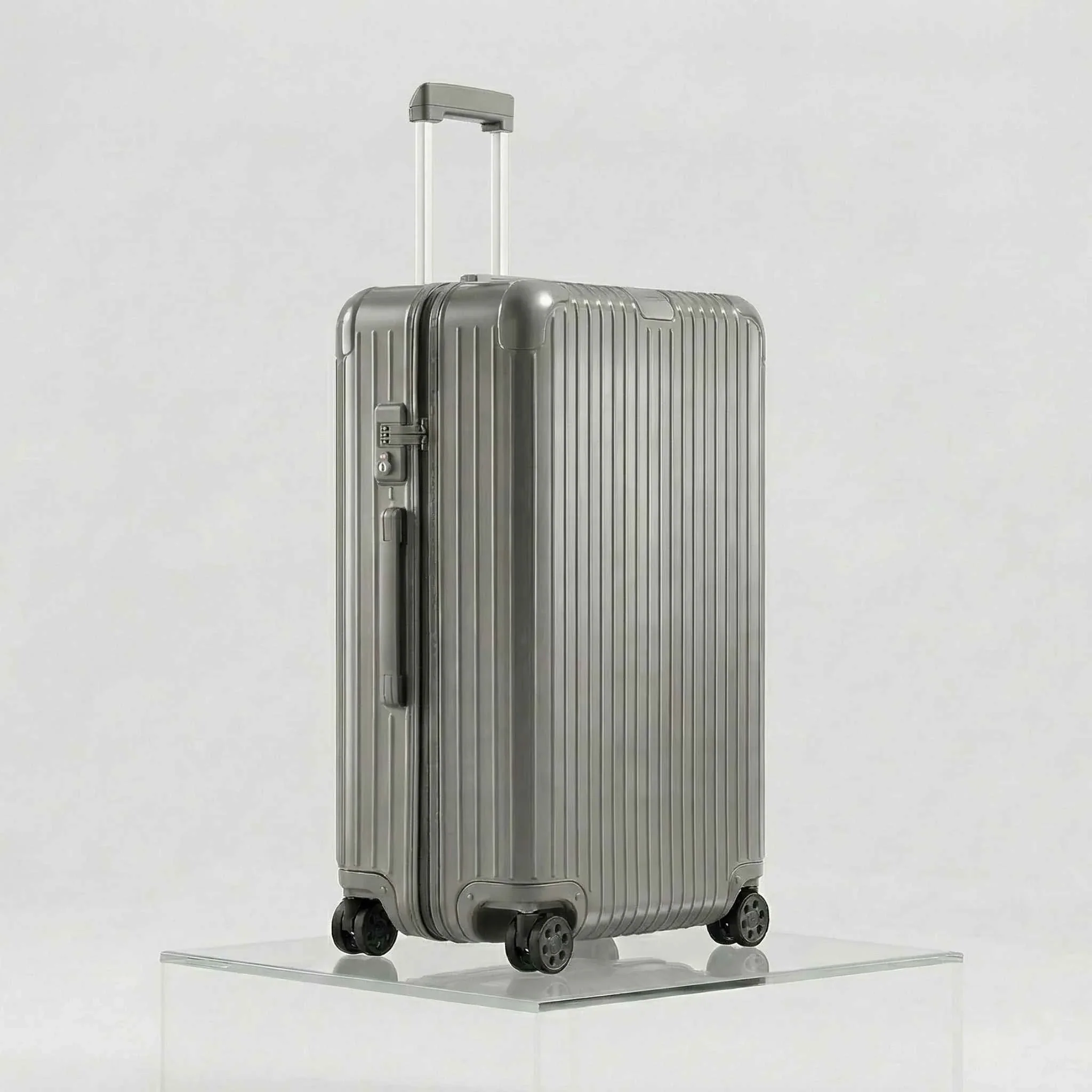 Essential Check In L - Image 10