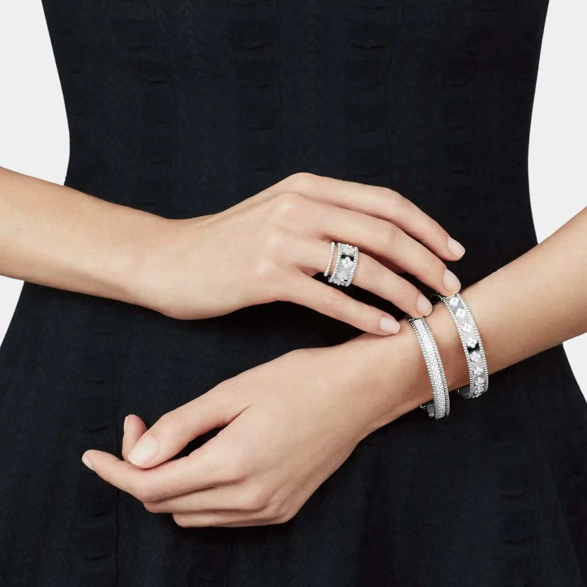 Perlée Clovers Ring Medium Model White Gold Diamond - Image 2