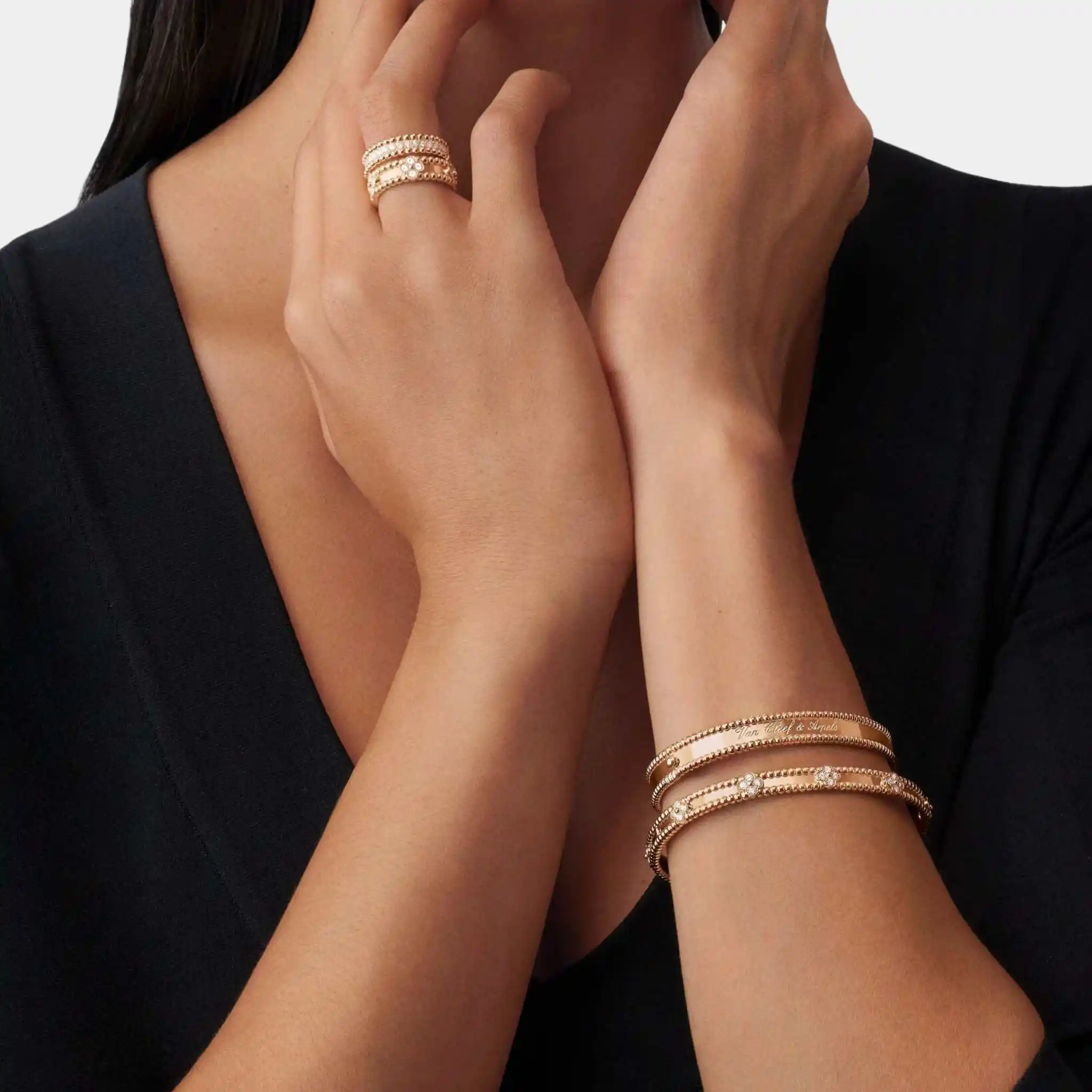 Perlée Signature Bracelet Medium Model Rose Gold - Image 2