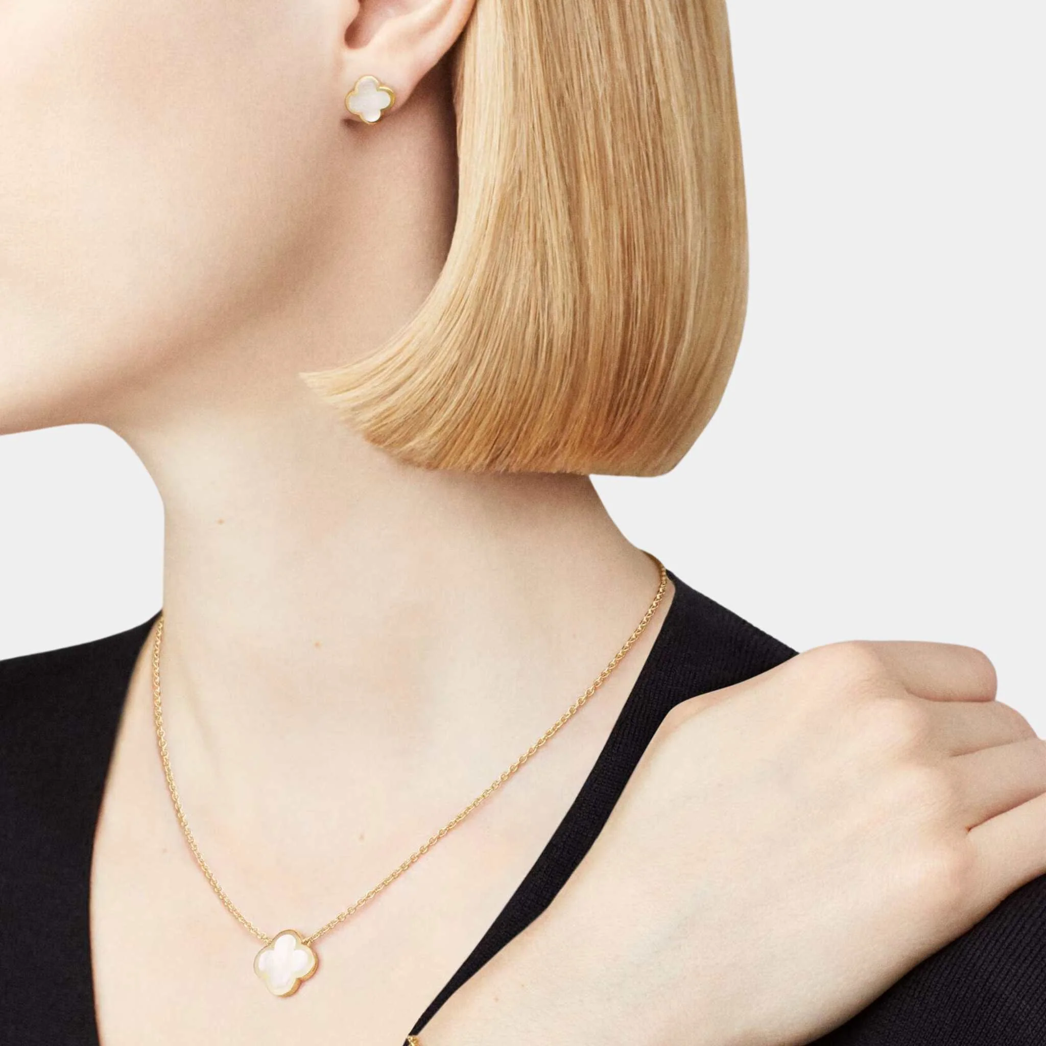 Pure Alhambra Earstuds Yellow Gold & Mother-of-Pearl - Image 2