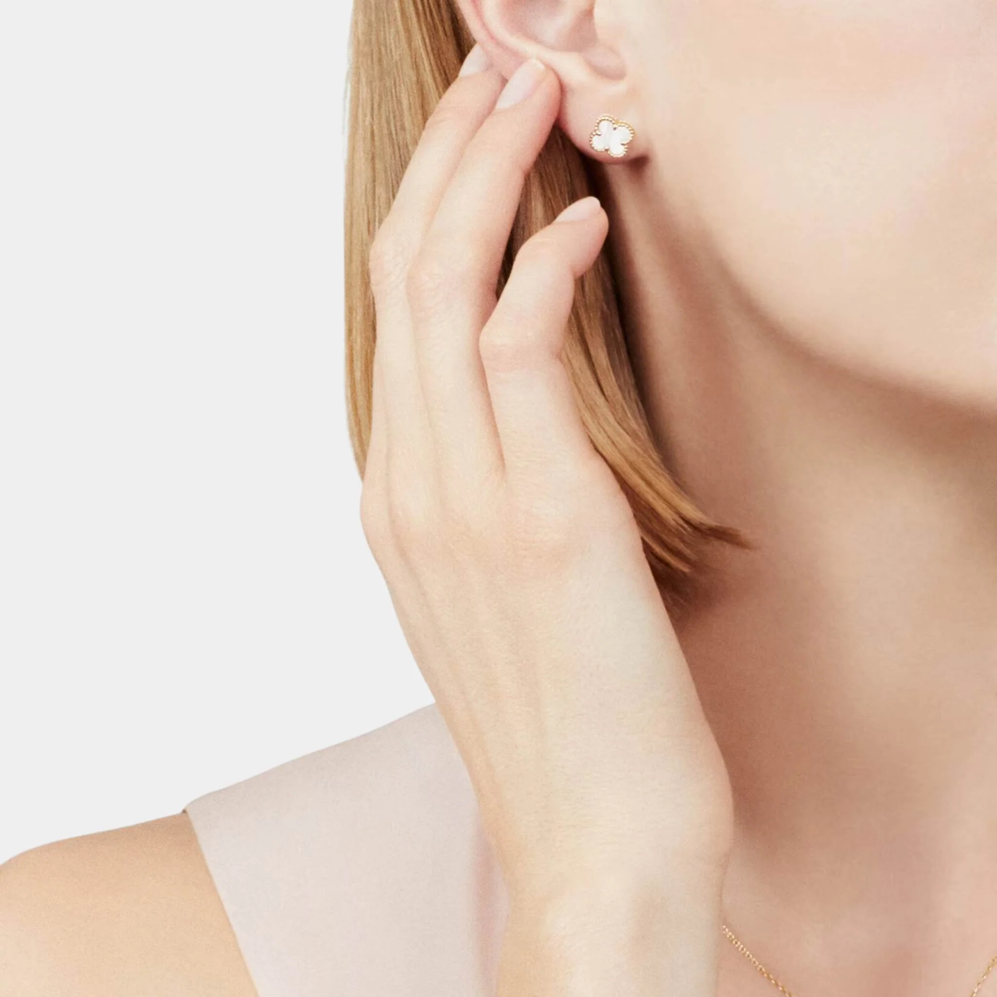 Sweet Alhambra Earstuds in Yellow Gold & Mother-of-Pearl - Image 2